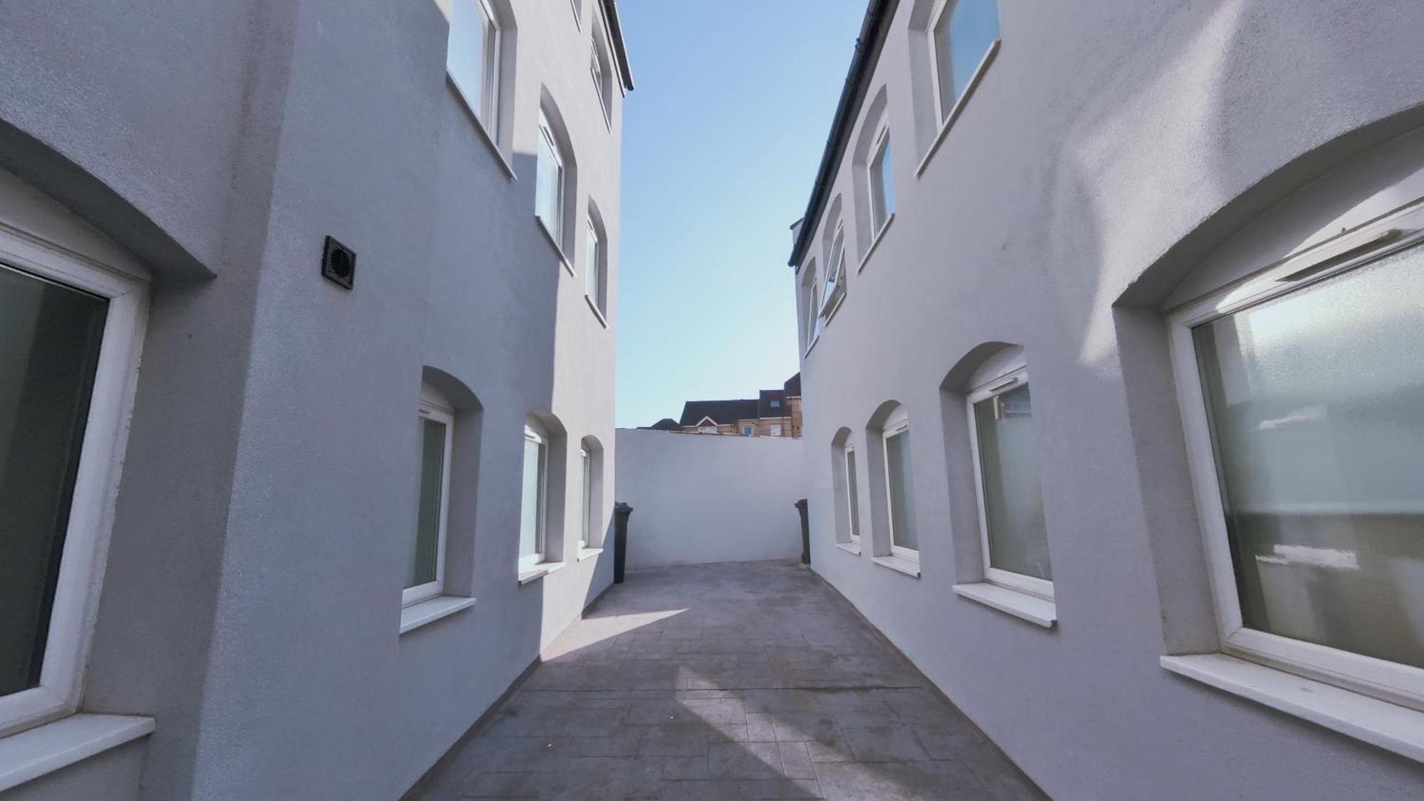 New Colourful & Spacious 2 Bedroom In With Free Wifi, Parking And Keyless Access Apartment Birmingham